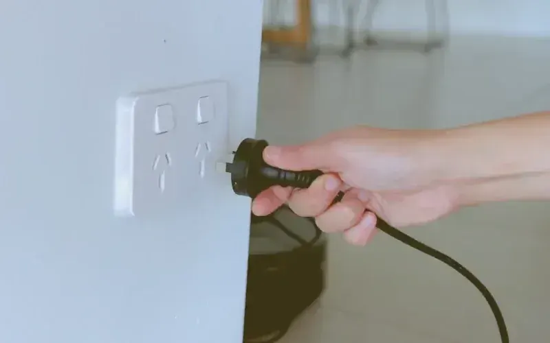 Purificateur d'air diffusant un flux d'air propre et filtré dans une pièce.
